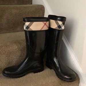 BURBERRY CHECK-CUFF RUBBER RAIN BOOT, BLACK
